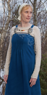 Photograph by Ingrid G. Aune Nilsen of Hilde Thunem in her reconstruction of Køstrup (grave ACQ). The white outline indicates the outline of the fabric piece found in the grave. The rest of the garment is a reconstruction. Published with permission.